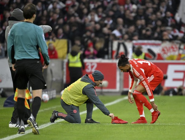 Michael Olise FC Bayern Munich FCB (17) changes shoes on the pitch, football boots, coach MHPArena,