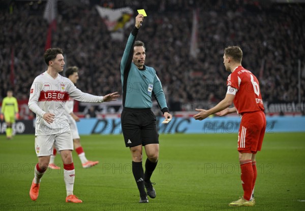Referee Referee Tobias Stieler shows yellow card yellow caution Gesture Gesture Joshua Kimmich FC