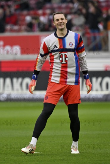 Goalkeeper Manuel Neuer FC Bayern Munich FCB (01) Warm-up Training laughs MHPArena, MHP Arena