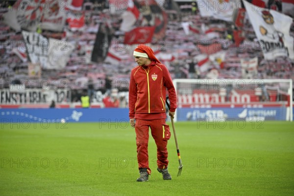 Greenkeeper with Santa hat, Christmas hat, in front of Cannstatt curve, fan block, fans, fan curve,