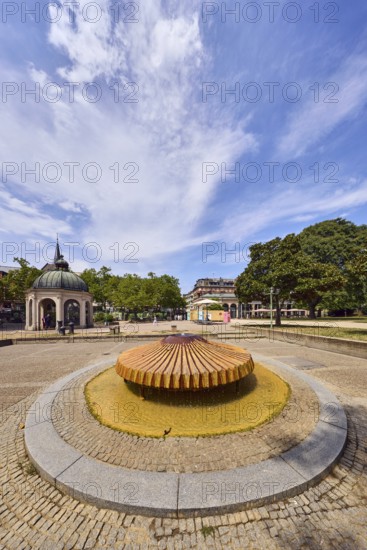 Kochbrunnenspringer thermal spring, mussel-shaped, pavilion Kochbrunnenpavillon, fountain, park,