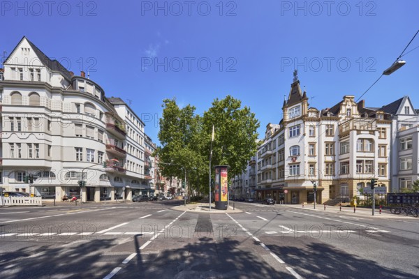Historic residential buildings, general architecture, central island, advertising column, trees,