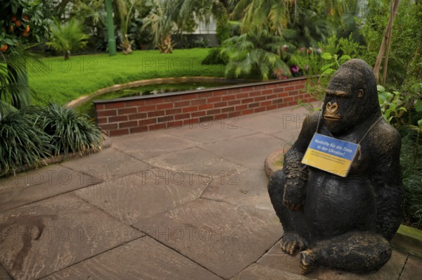 Figure, replica of a gorilla, with sign EMERGENCY AID FOR ZOOS IN UKRAINE, greenhouse, Wilhelma,