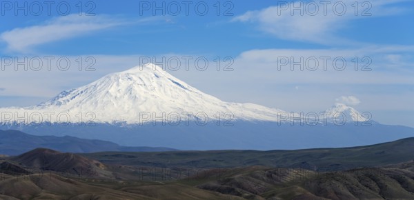 Panorama of snow-covered mountain and sky framed by vast landscape, large and small Ararat, BÃ¼yÃ¼k