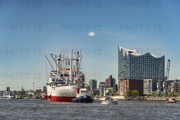 Museum ship Cap San Diego and the Elbe Philharmonic Hall, arrival parade of ships and sailboats at