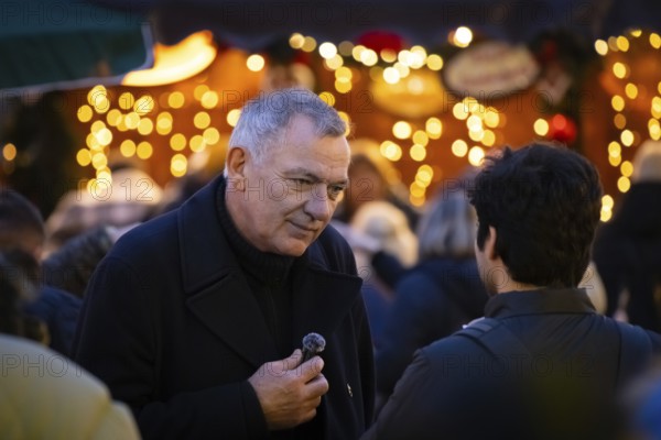 Politician Jan van Aken (Die Linke) visits the Frankfurt Christmas market in the evening,