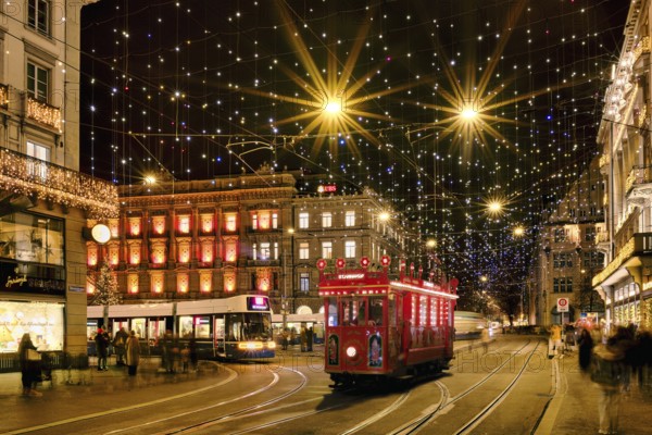 Zurich fairy tale tram on Bahnhofstrasse am Paradeplatz, tram as a fairy tale under the Christmas
