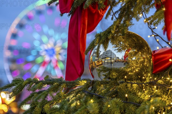 Christmas tree, ball, Christmas market in downtown Duisburg, KönigstraÃŸe, Ferris wheel, North