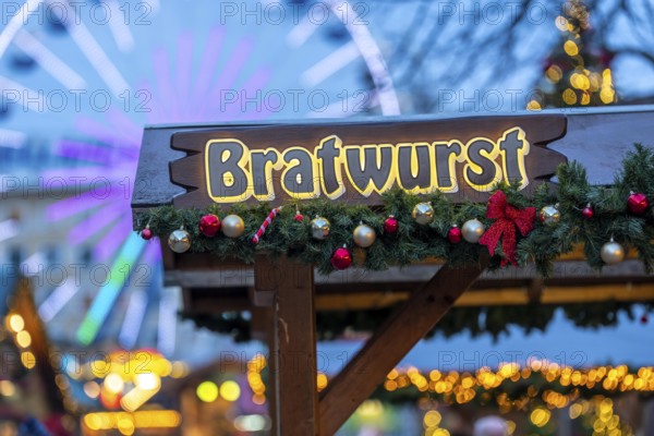 Imbissbude, Bratwurst, Christmas market in downtown Duisburg, KönigstraÃŸe, Riesenrad, North