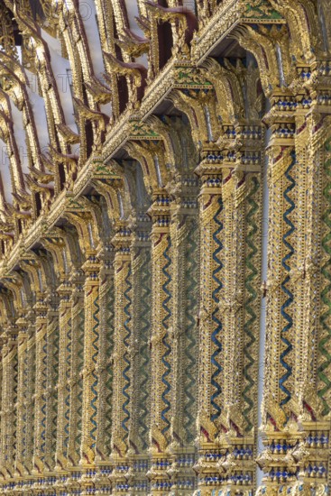 Columns with mosaic decorations (Lai Kranok), also: golden, mosaic-decorated Thai temple columns