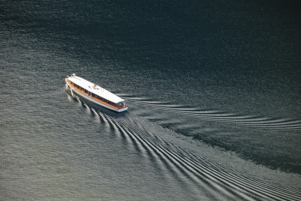 Excursion boat with bow wave at KÃ¶nigssee from above, SchÃ¶nau am KÃ¶nigssee, Berchtesgadener