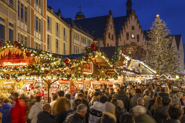 Passers-by stroll through the Christmas market in Frankfurt am Main, Römerberg, Frankfurt am Main,