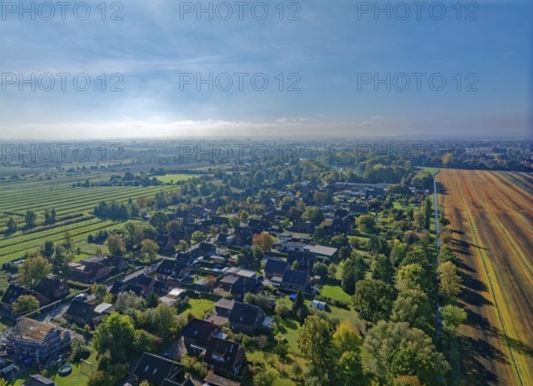 The Hamburg district of FÃ¼nfhausen between autumnal fields in Hamburg's Vierschlanden and