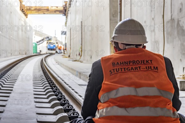 Closing the gap in the airport tunnel. The last few meters of solid road are concreted. This means