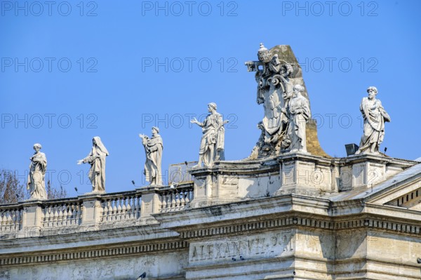 In the right half of the picture, large coat of arms of Pope Alexander VII next to statues of