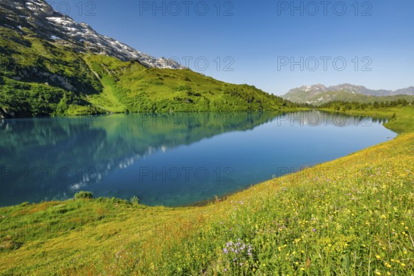 Engstlensee near Engstlenalp with Rothorn and Glogghues in the background, Canton of Bern,
