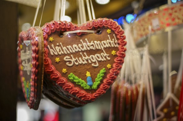 Night shot, gingerbread heart, Stuttgart Christmas market lettering, Christmas stand, Christmas