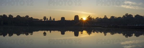 Angkor Wat, sunrise, Angkor, UNESCO World Heritage Site, Siem Reap, Cambodia, Indo-China, Southeast