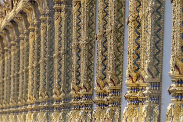 Columns with mosaic decorations (Lai Kranok), also: golden, mosaic-decorated Thai temple columns