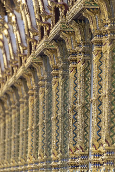 Columns with mosaic decorations (Lai Kranok), also: golden, mosaic-decorated Thai temple columns