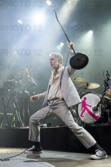 BAXTER DURY (son of Ian Dury), musician, singer, indie/pop, GB, ALLBARONE TOUR, live on 01.12.2025