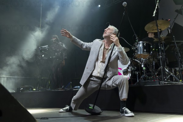 BAXTER DURY (son of Ian Dury), musician, singer, indie/pop, GB, ALLBARONE TOUR, live on 01.12.2025