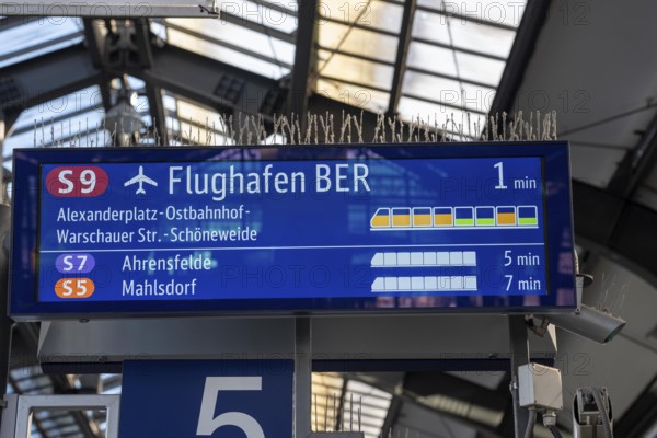Display board at Zoologischer Garten station, Zoo station, shows the connection and the utilization