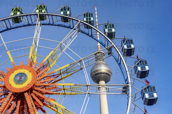 Christmas market am Park am Berliner Fernsehturm, Ferris wheel, Fernsehturm dome, Berlin, Germany