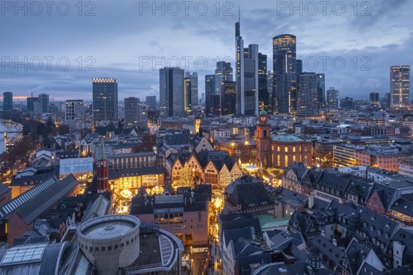 The lights of the Frankfurt Christmas market are shining on the Römerberg in downtown Frankfurt am