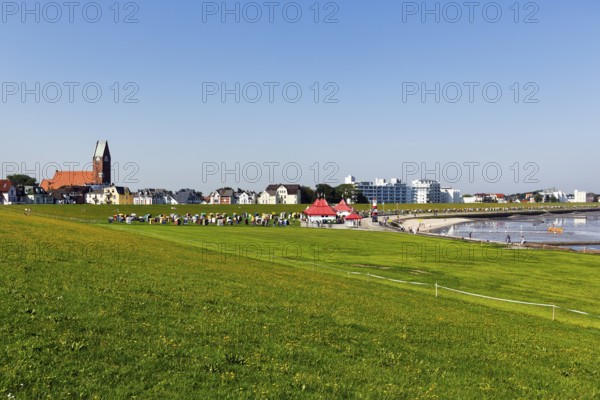GrÃ¼nstrand, beach chairs, church and apartment houses, GrimmershÃ¶rnbucht, Elbe estuary, North Sea