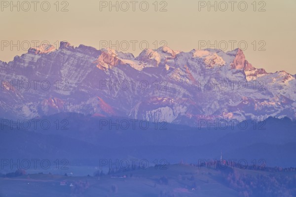 View of Zugerberg from Horben, behind it the snow-covered mountains FlÃ¼brig and VrenelisgÃ¤rtli,