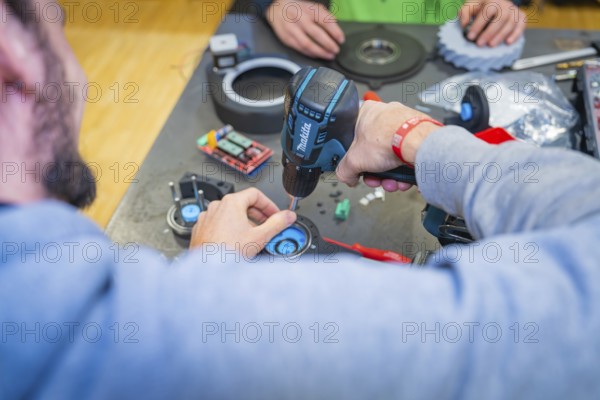Two people use drills and work on electronic components, Jugend Forschungszentrum Nagold, Calw