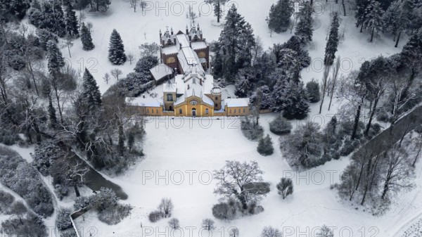 WÃ¶rlitzer Park with view of the Gothic House, winter atmosphere, snow, ice, frost, winter