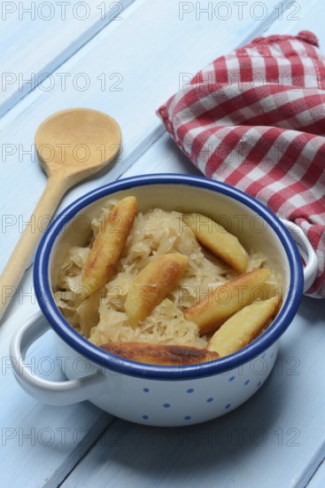 Fried puff noodles with sauerkraut in pots