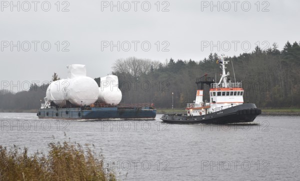 Tugboats bring heavy transport, pontoon, through the Kiel Canal, NOK, Kiel Canal, Kiel Canal,