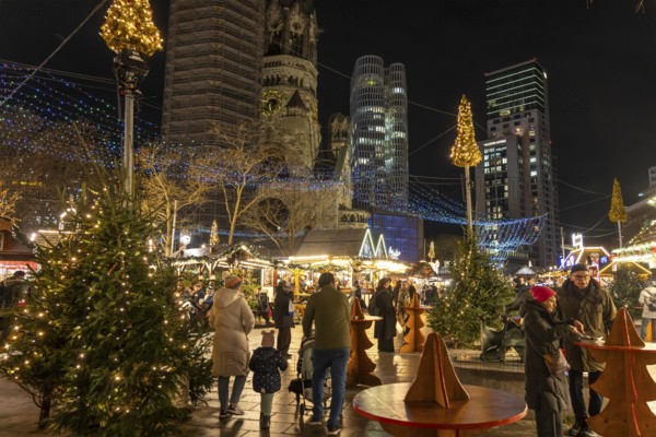 Christmas market on Breitscheidplatz, at the Memorial Church, Christmas decoration, light