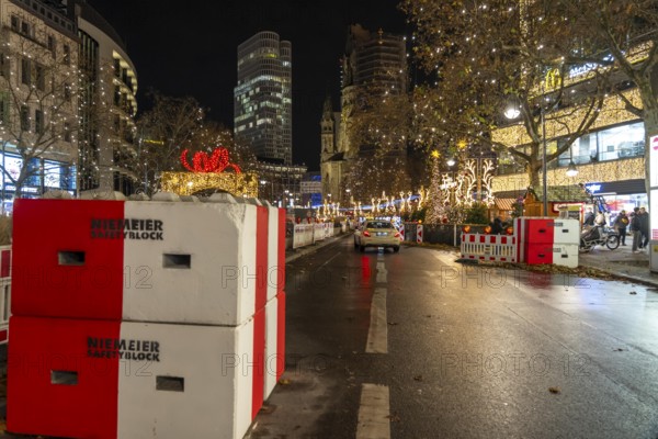 Rampage barriers, vehicle barriers, at the Christmas market on Breitscheidplatz, at the Memorial