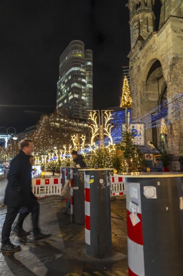 Rampage barriers, vehicle barriers, at the Christmas market on Breitscheidplatz, at the Memorial