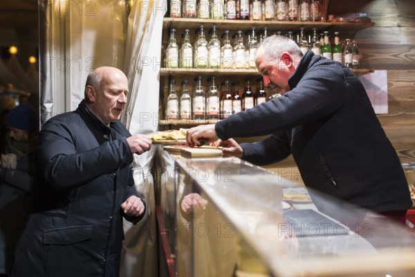 Kai Wegner, Governing Mayor of Berlin, receives sausages at the Zillertaler RÃ¤ucherspreck stand at