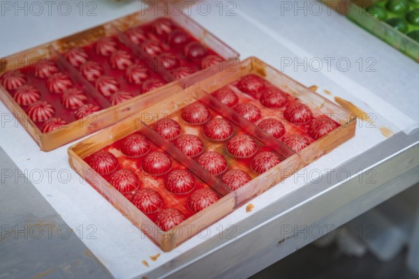 Two trays with red balls are illuminated in a mold, Weihnachtsbacken, Haselstaller Hof, Wildberg,