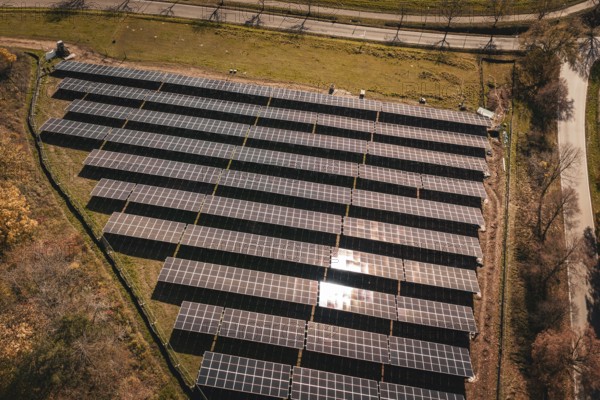 Overview of solar modules in ordered formation with sunlight, Bau PV Freifaechenanlage, Weil der