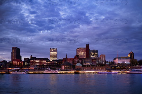 Excursion boats, Hotel Hafen Hamburg, LandungsbrÃ¼cken, Free and Hanseatic City of Hamburg, evening