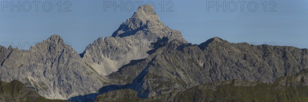 Mountain panorama from the Koblat-HÃ¶henweg on the Nebelhorn across the Obertal with lush green