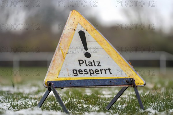 Sign with the inscription SPACE BLOCKED on a sports field (symbolic image, digitally reworked)