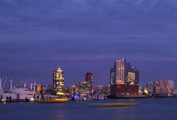Shipping traffic on Norderelbe in front of Elbe Philharmonic Hall, Elphie, museum ship Cap San