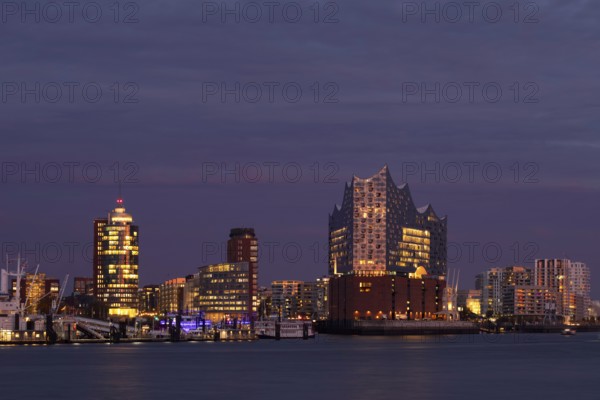 View over the Norderelbe to Elbe Philharmonic Hall, Elphie, Columbus House, Hafencity,