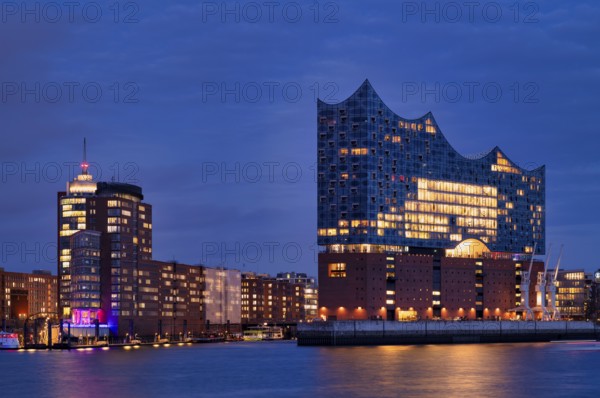 View over the Norderelbe to Elbe Philharmonic Hall, Elphie, Columbus House, Hafencity,