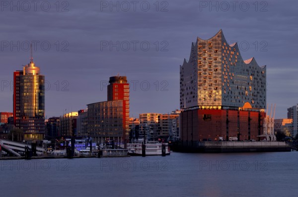 View over the Norderelbe to Elbe Philharmonic Hall, Elphie, Columbus House, Hafencity,