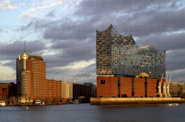 View over the Norderelbe to the Elbe Philharmonic Hall, Elphie, Columbus House, Hafencity,