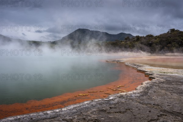 The champagne pool in the Waiotapu geothermal area (Wai-O-Tapu) . Waiotapu, Waikato, North Island,